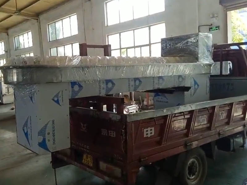 洗瓶機廠家發(fā)貨現(xiàn)場