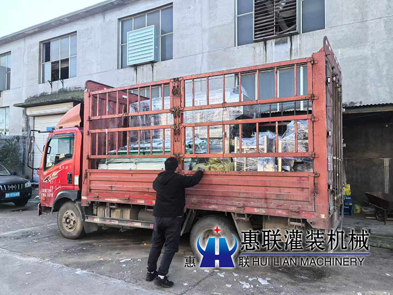 全自動(dòng)灌裝洗瓶機(jī)出口發(fā)貨