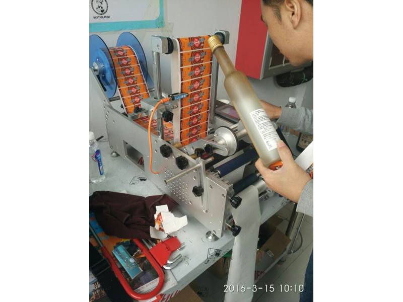 半自動不干膠瓶子貼標(biāo)機